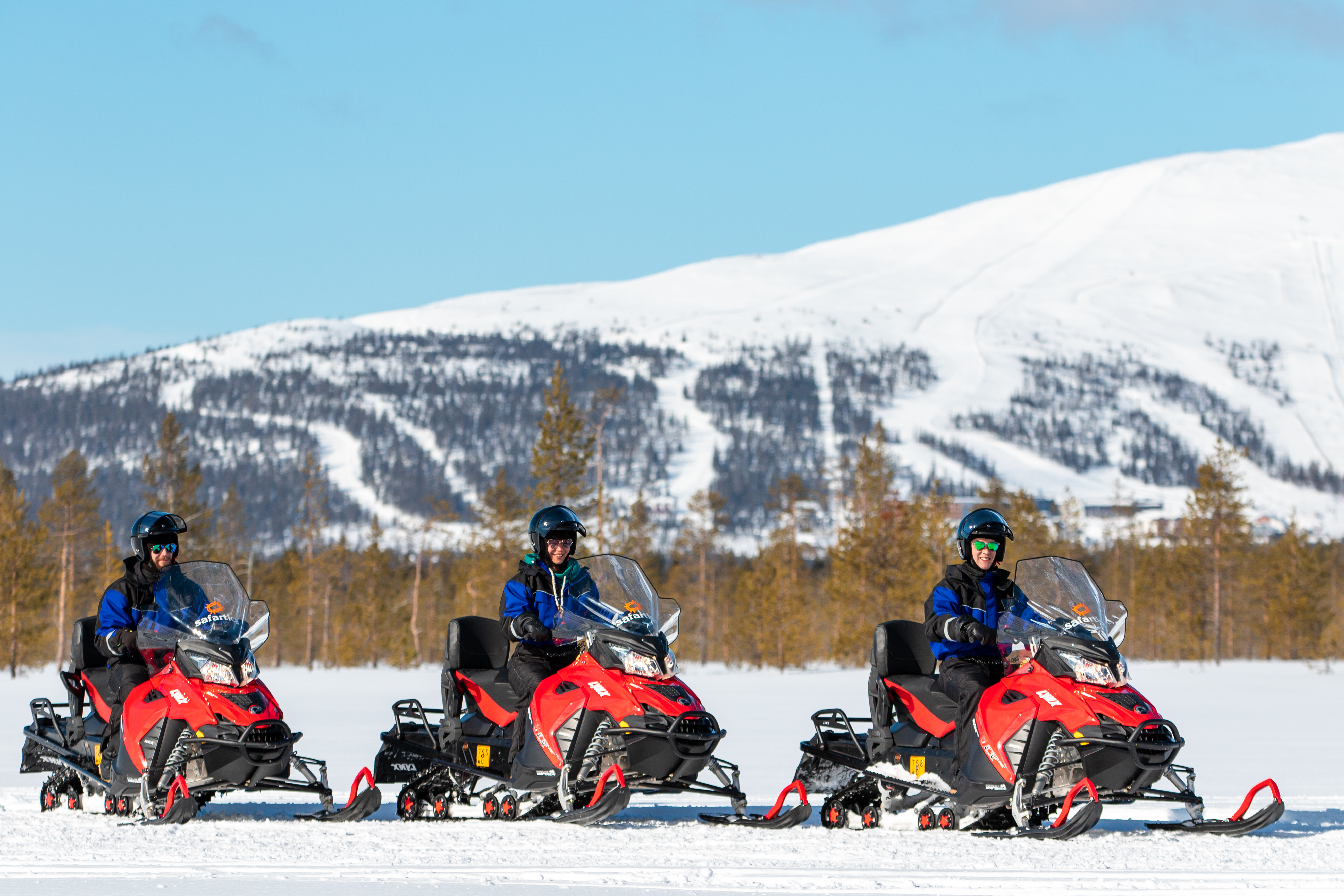 Snowmobile adventure in the wilderness with ice fishing / Ylläs