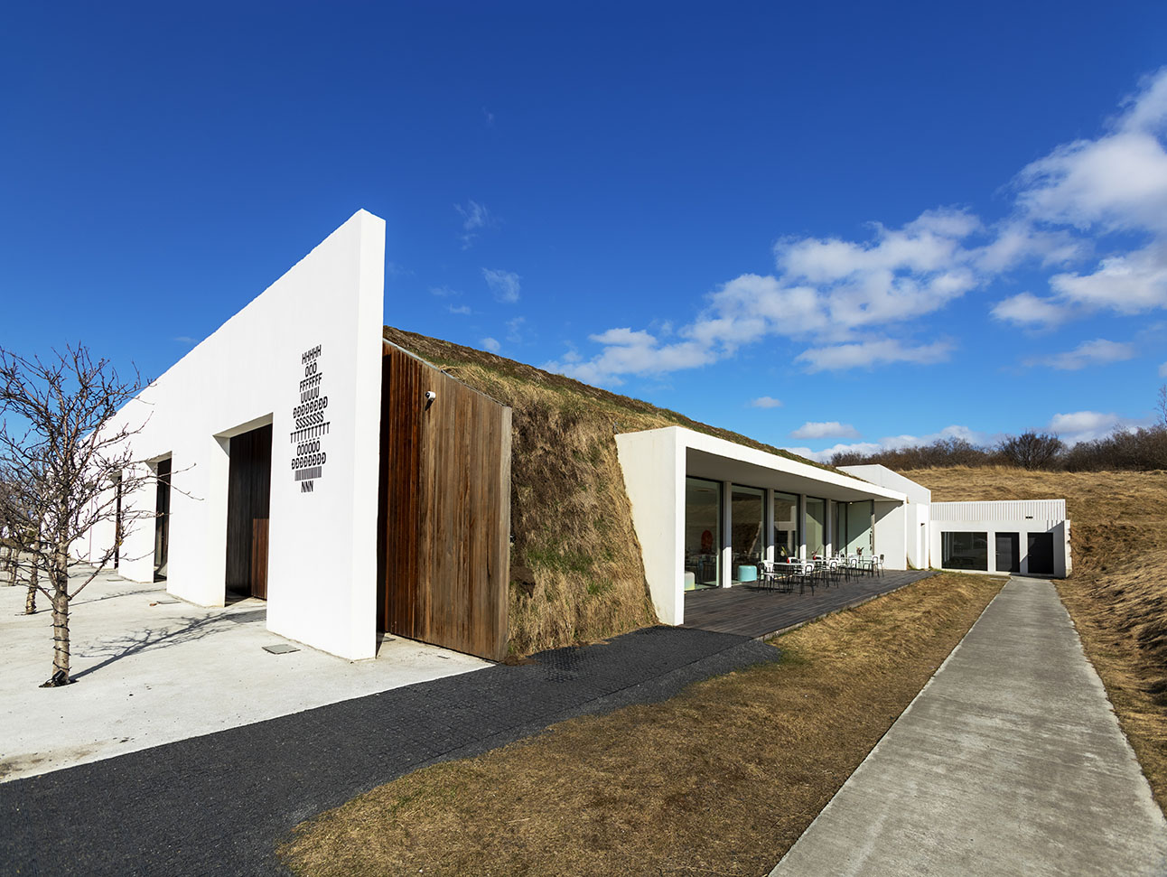 School or leisure group | Age 12 - 17 | Up to 10 young adults & 3 teachers | + art workshop (optional)