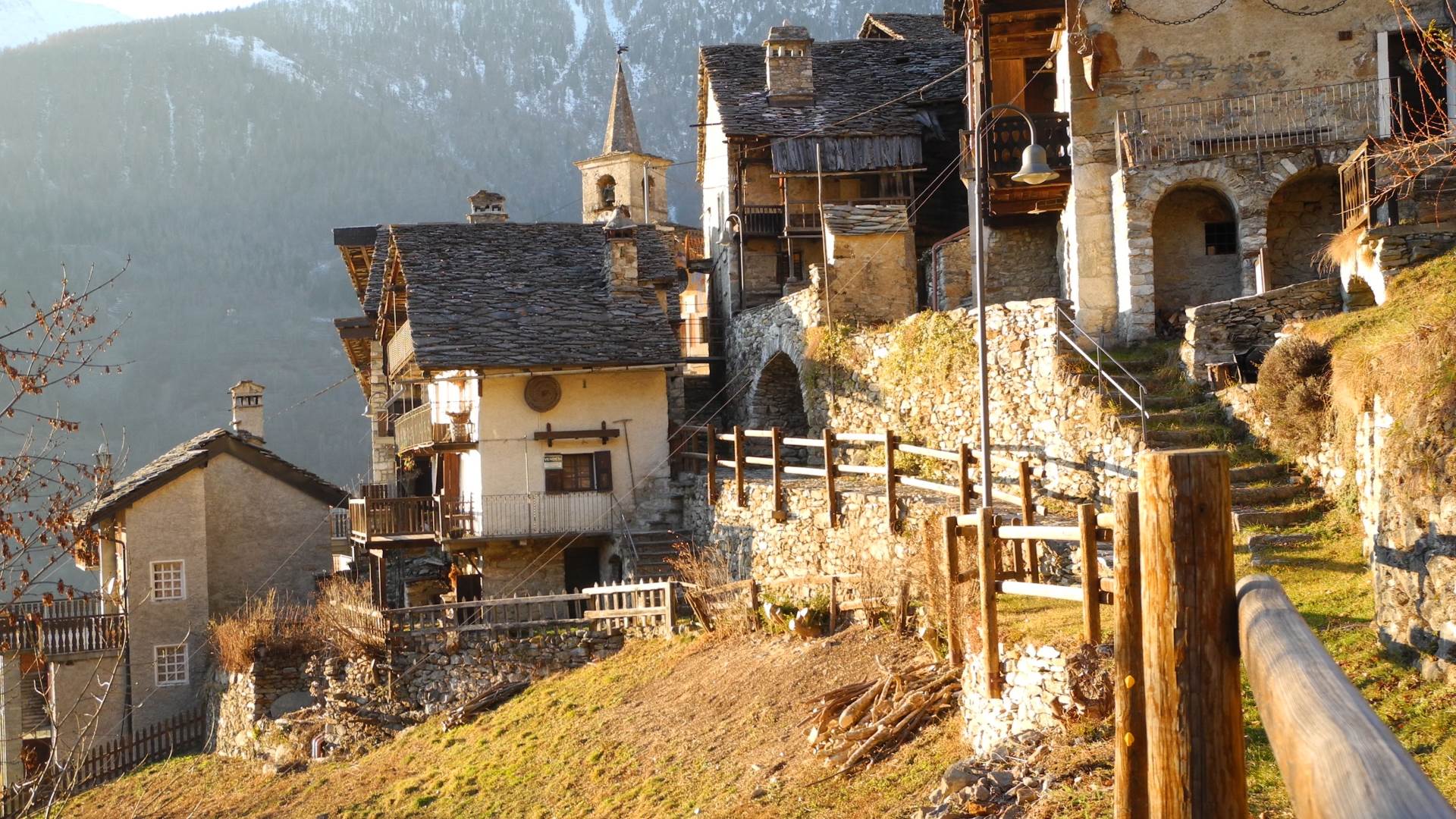 Hike the Lys Valley: between vineyards and glaciers