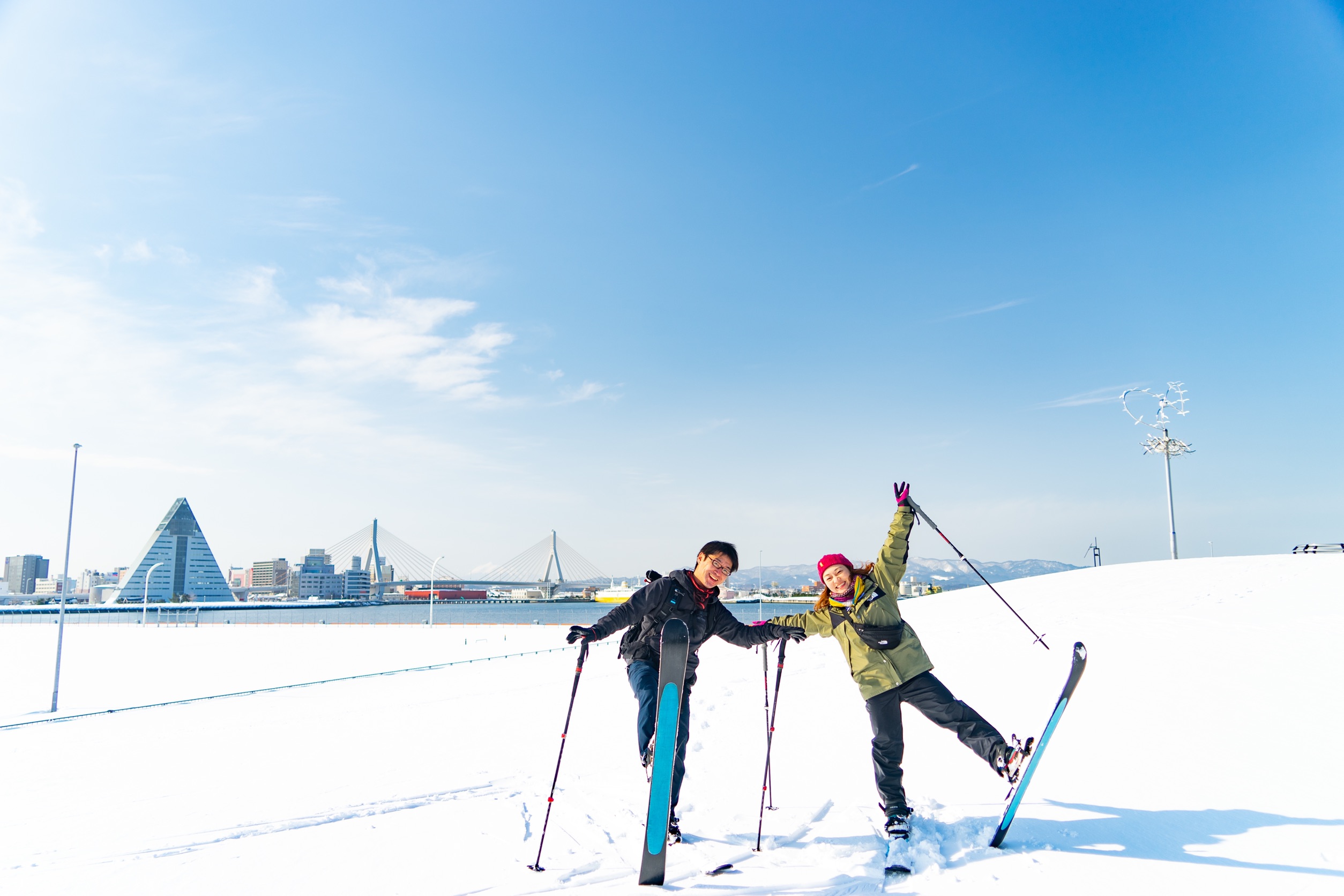 【日本語ガイド】冬の海、青森ベイエリア「SnowHike」ツアー