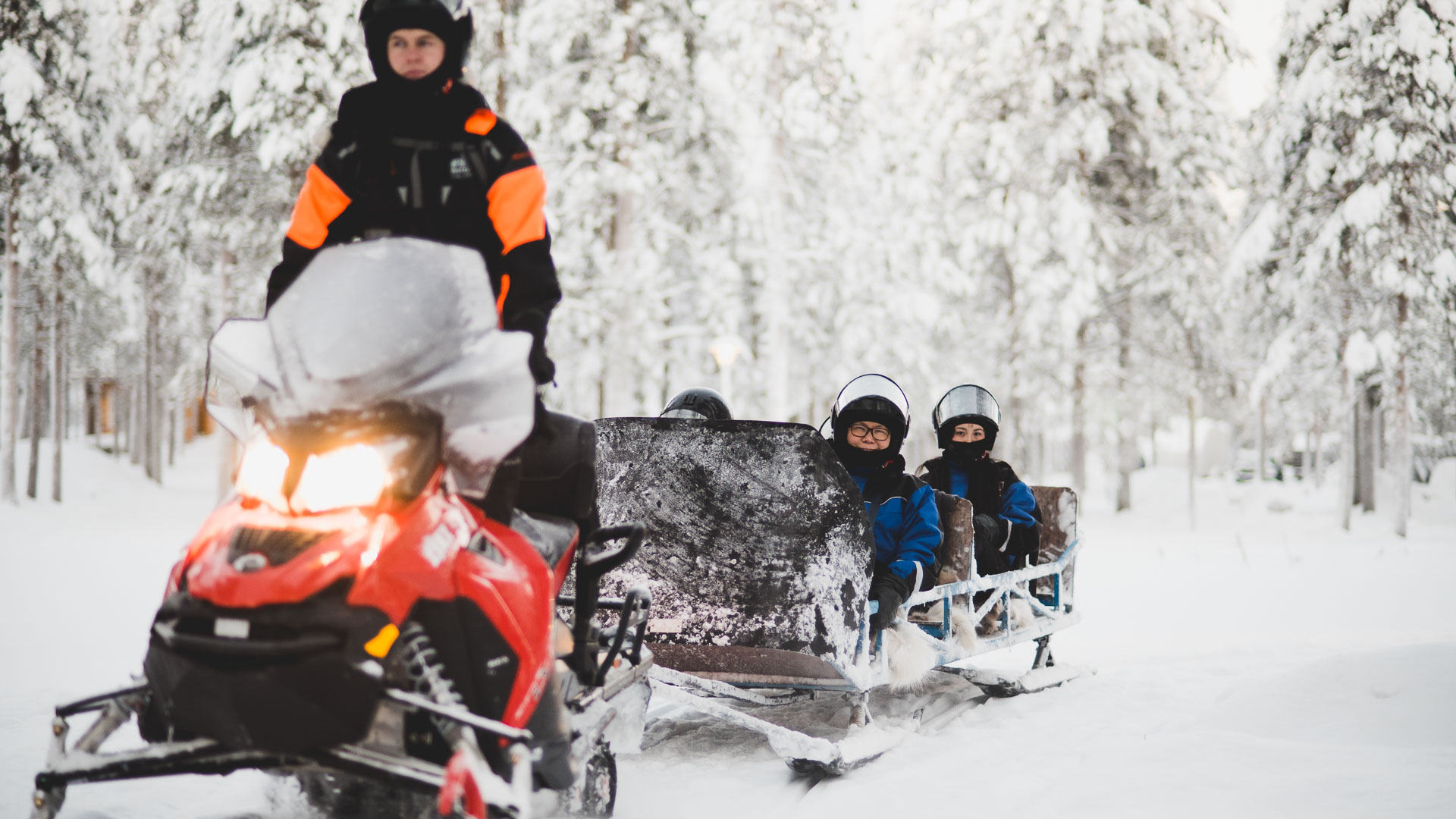 A Snowmobile tour: 1 hour Easy Snowmobile Safari in Levi