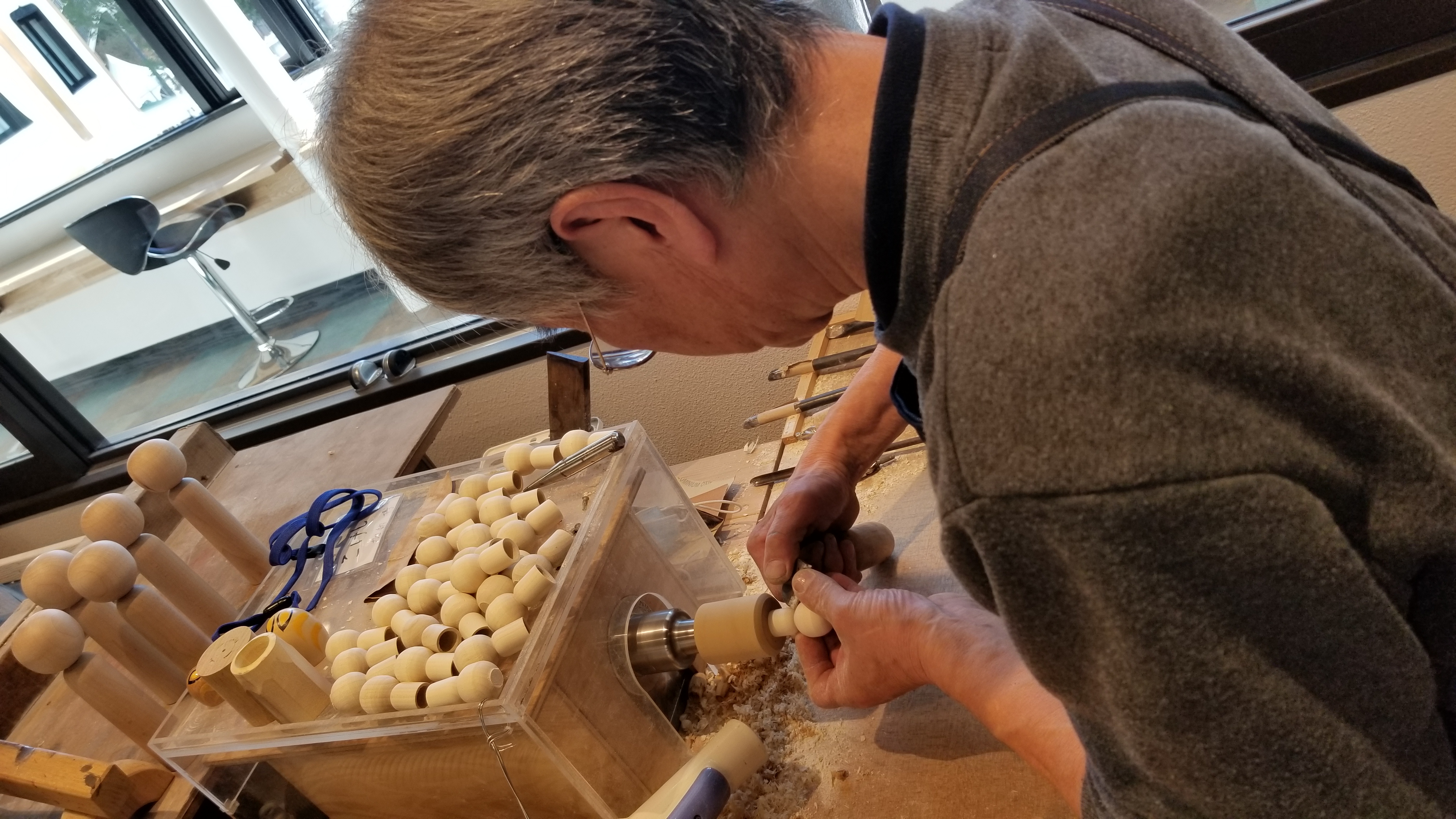 【宮城・松島町】ファミリー・カップルにおすすめ ”こけし工人やスタッフが手取り足取りサポート" 松島離宮でこけしの絵付け体験！