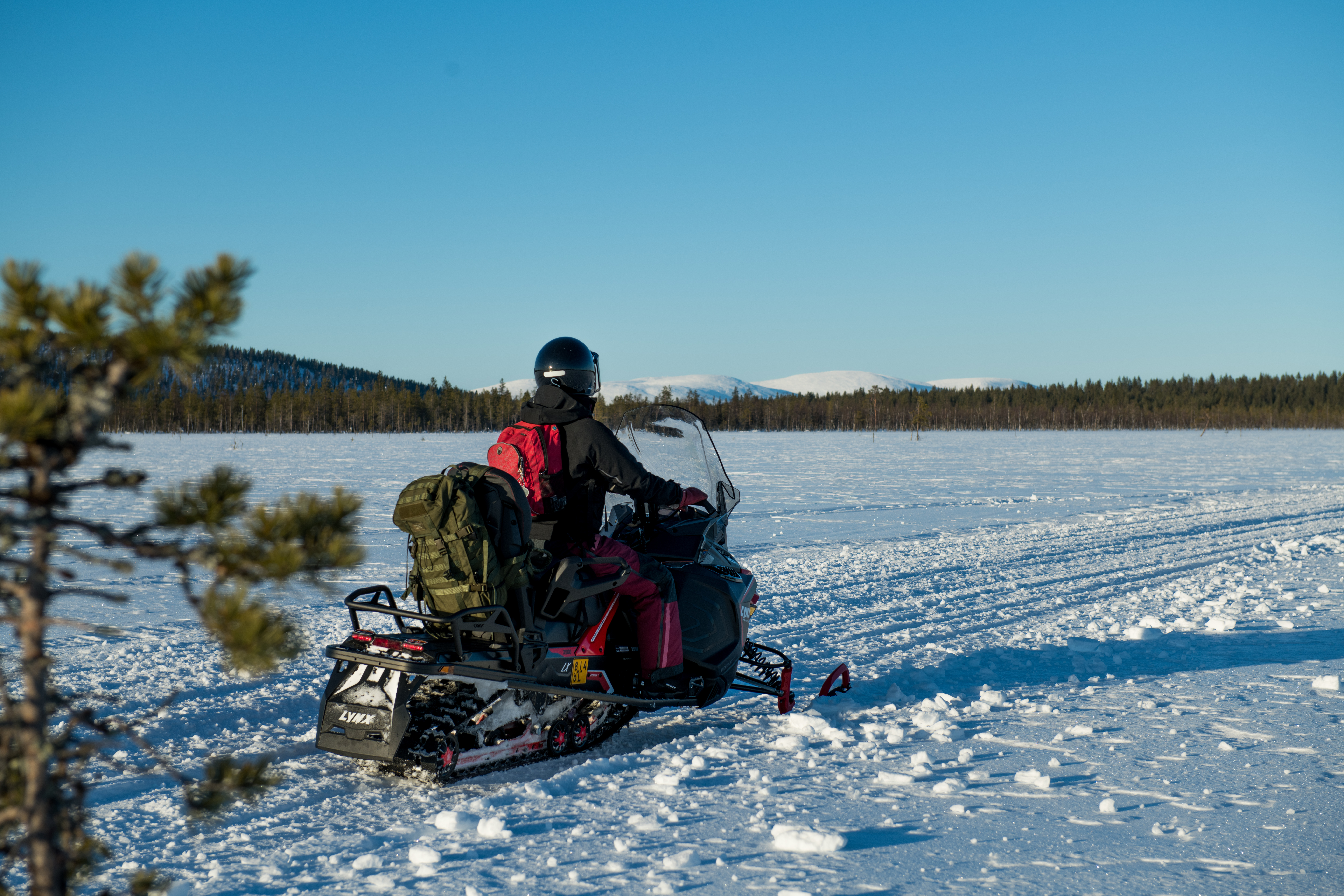 Wilderness lake: snowmobile tour to private wilderness lake (100km) - private group