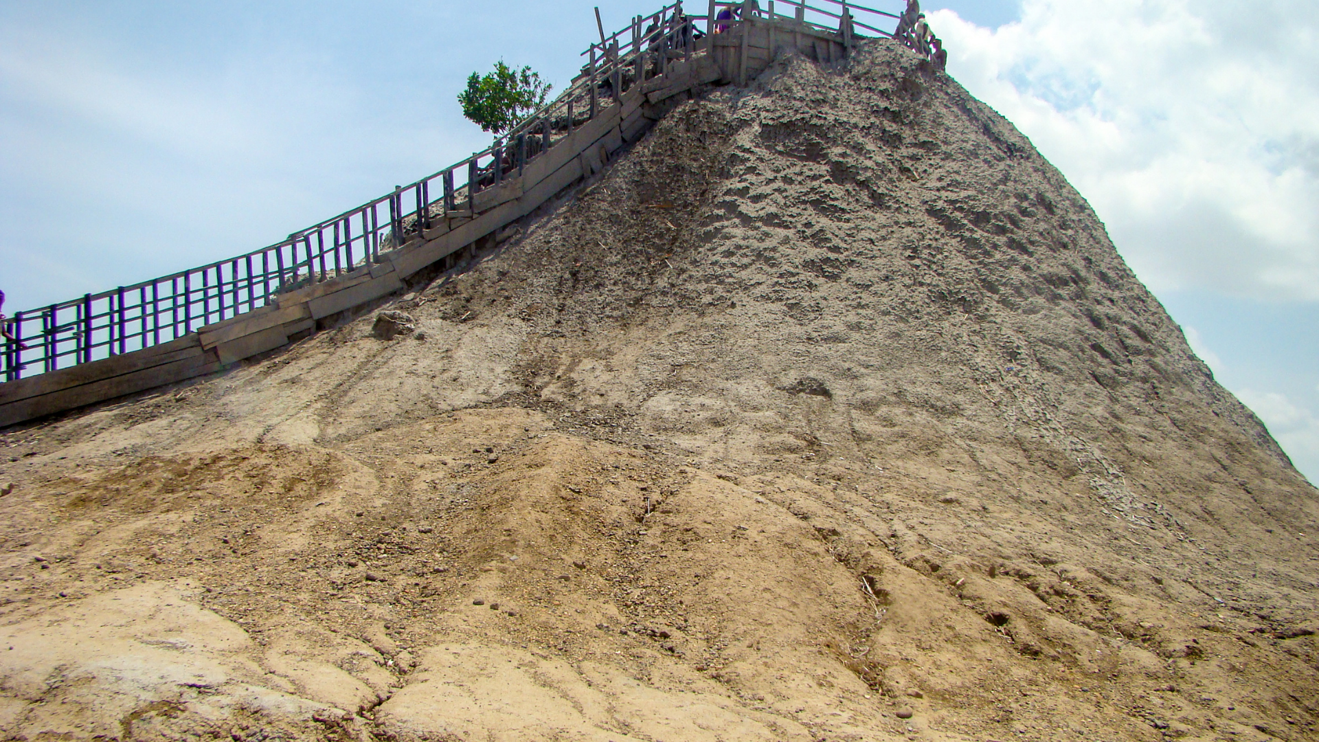 Swim in mud on the outskirts of Cartagena
