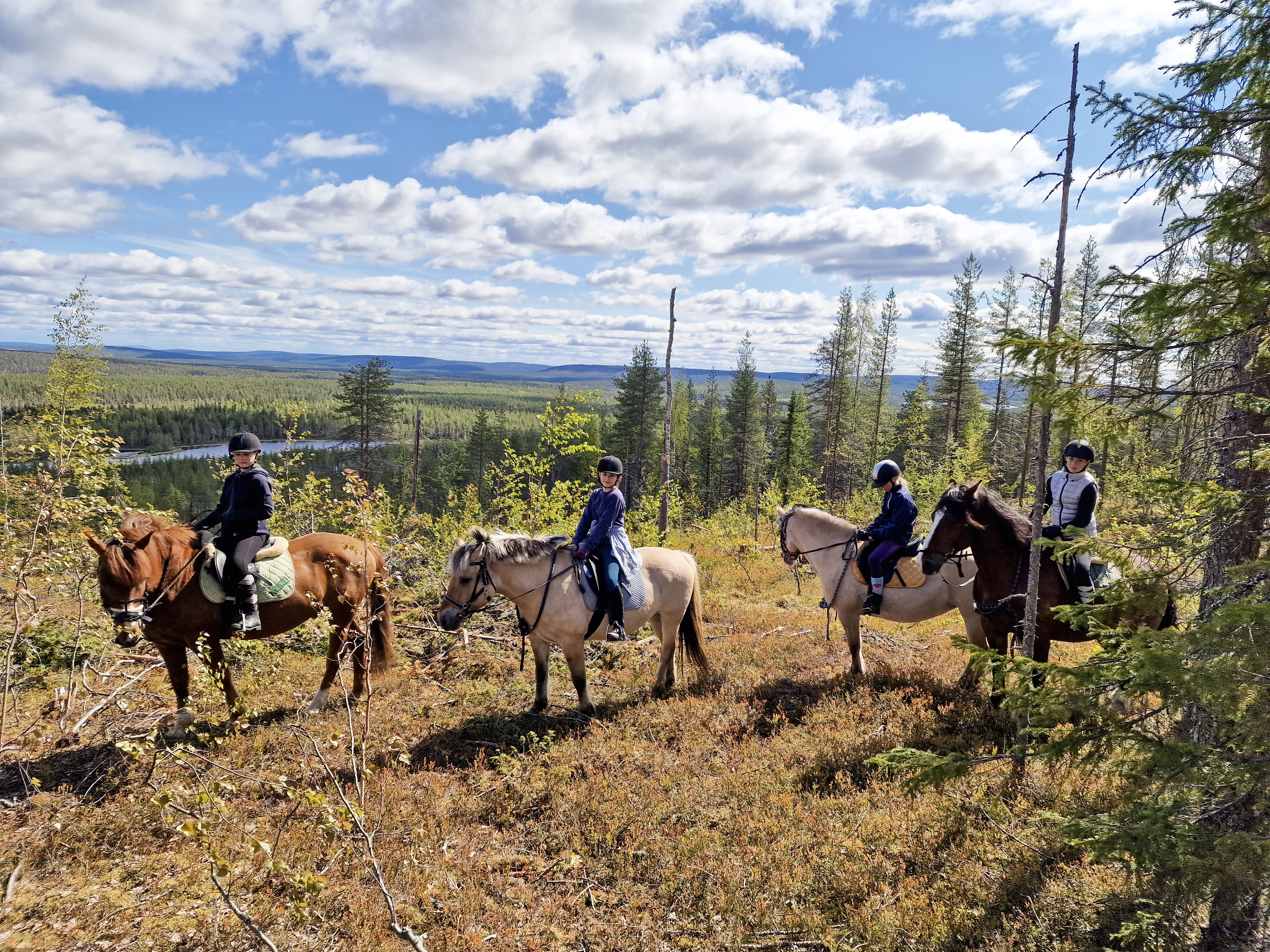 Vaellusratsastusleirit nuorille Ma-Ke