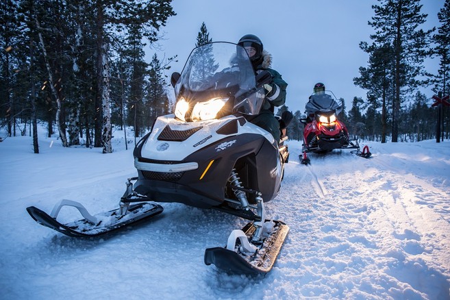 THE FELL SAFARI TO SAARISELKÄ BY SNOWMOBILE