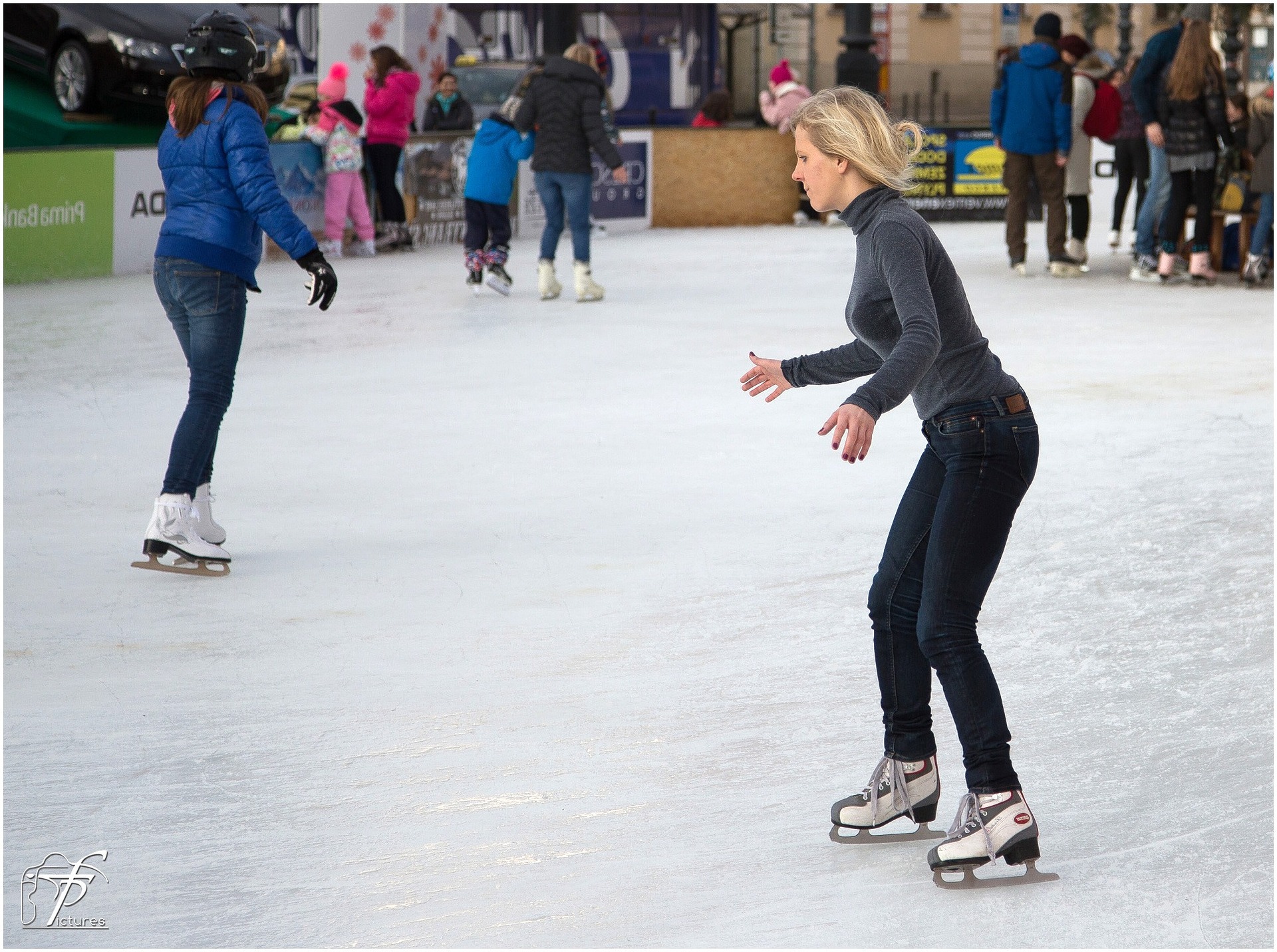 NYC: connect Central Park Ice Skating in Wollman Rink