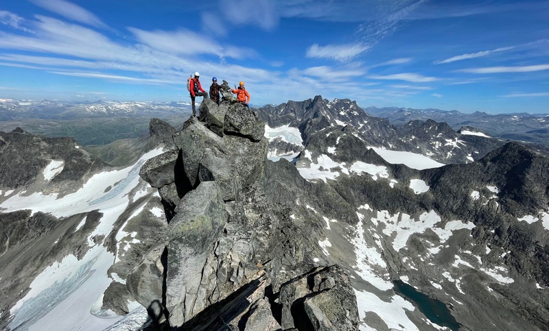 Austabotntind traverse - rock climbing.