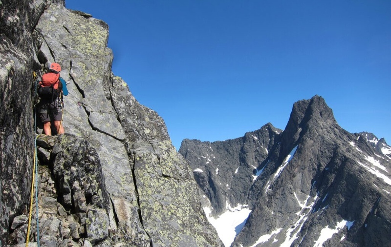 Dyrhaugsryggen via Søre Dyrhaugstind (2072).