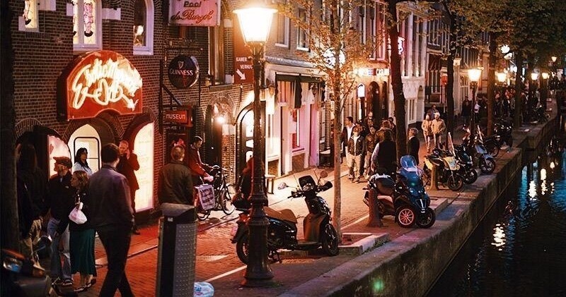 Red Light District Guided Walking Tour - Semi-Private (ENGLISH)