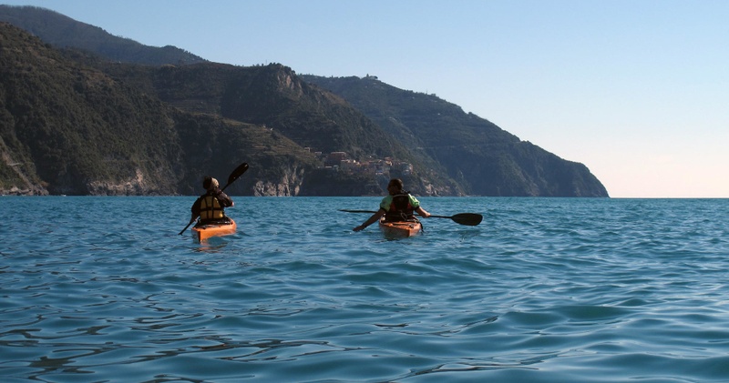 Cinque Terre by Kayak: Sunset tour with Typical Aperitif