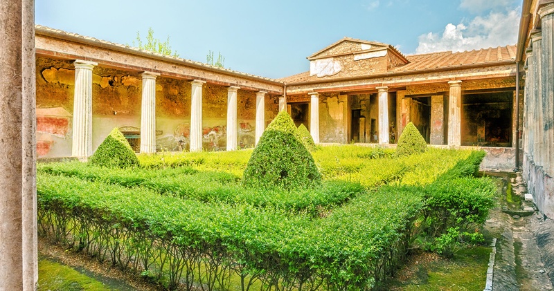 Transfer from Naples to Amalfi Coast with Private Tour in Pompeii