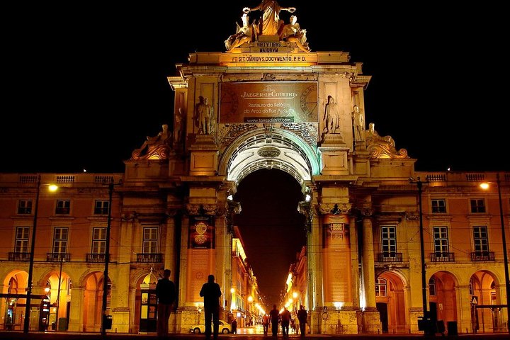 Private tour: Lisbon Fado Dinner Show and Panoramic Night Tour