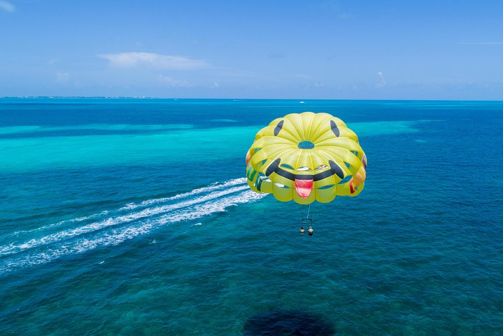 Fly Above Cancun Bay: Parasailing Experience