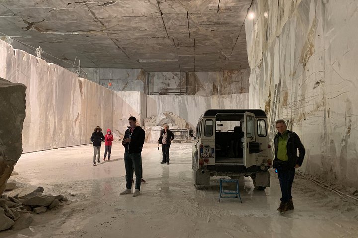 PRIVATE tour in Carrara marble quarries with 4x4 vehicles