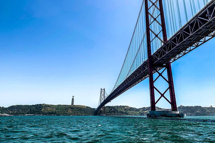Lisbon Sailing Tour: 2-Hour Cultural Scenic Cruise with Wine