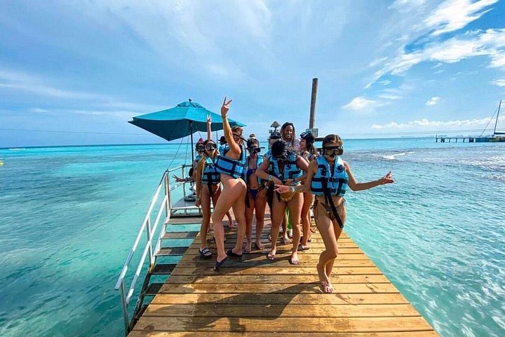 Royal Garrafon VIP Park: Snorkel, Zipline & Open Bar from Cancún