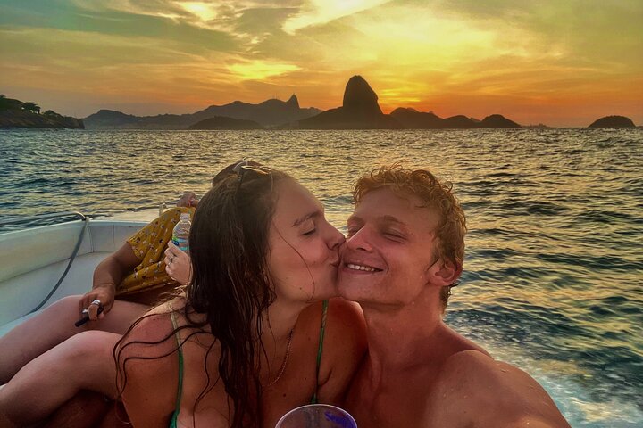 Rio de Janeiro: Speedboat Tour with Sunset and Beer!