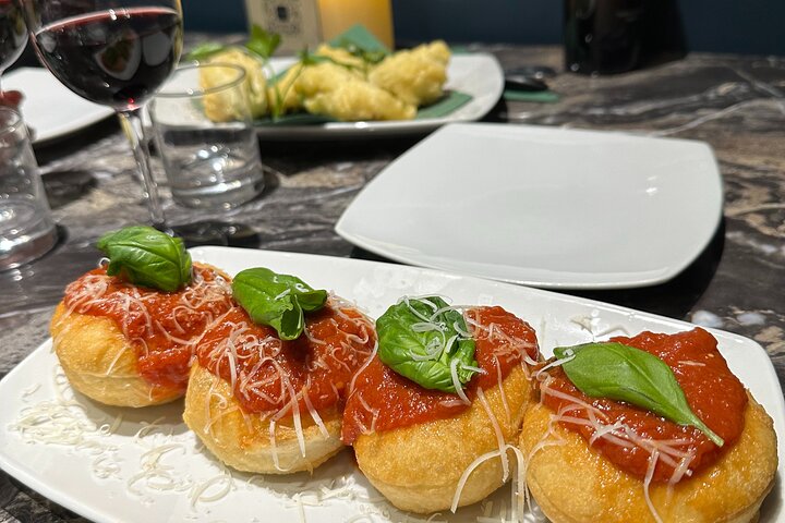 Milan Centre Food Tour of 7+ Italian Tastings with Risotto & Wine