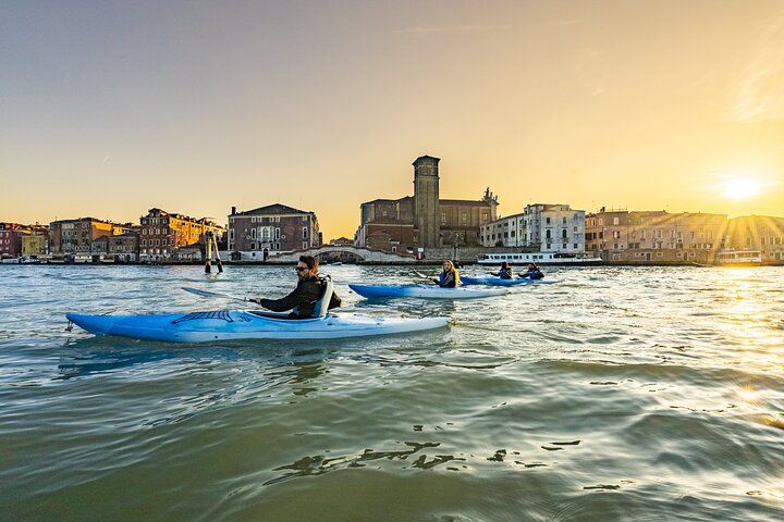 Sunset Kayak Tour in Venice: Discovering the City’s Canals