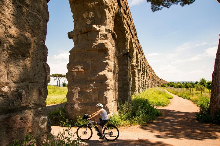 Appian Way, Catacombs and Aqueducts Park Tour with Top E-Bike