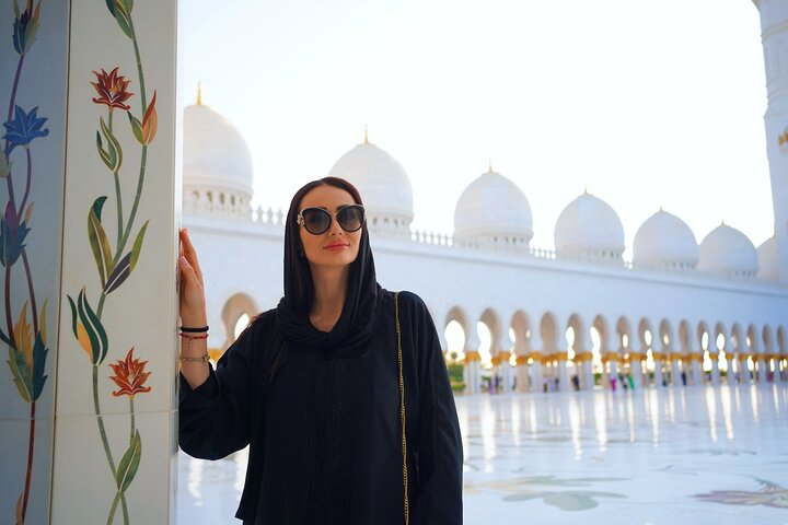 From Dubai: Abu Dhabi Sheikh Zayed Grand Mosque Guided Tour