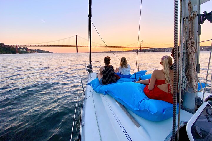 Lisbon: Sunset Tagus River Sailing Tour with Drinks