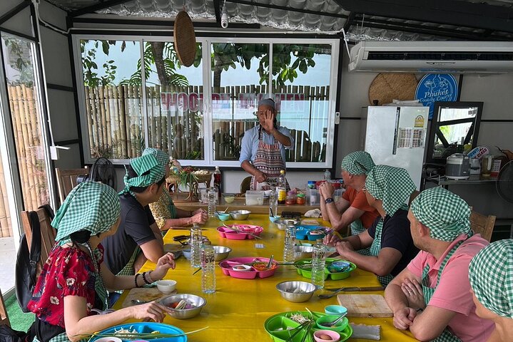 Half day Thai cooking Class + Market tour+Garden tour
