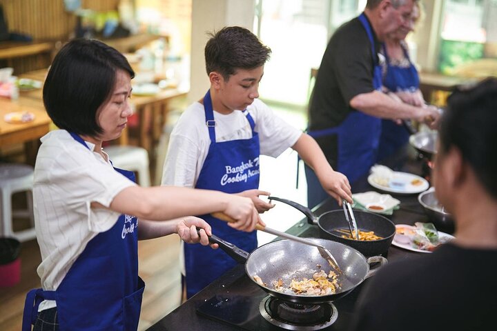 Thai Cooking Class Bangkok: Choose 5 Dishes + Market Tour