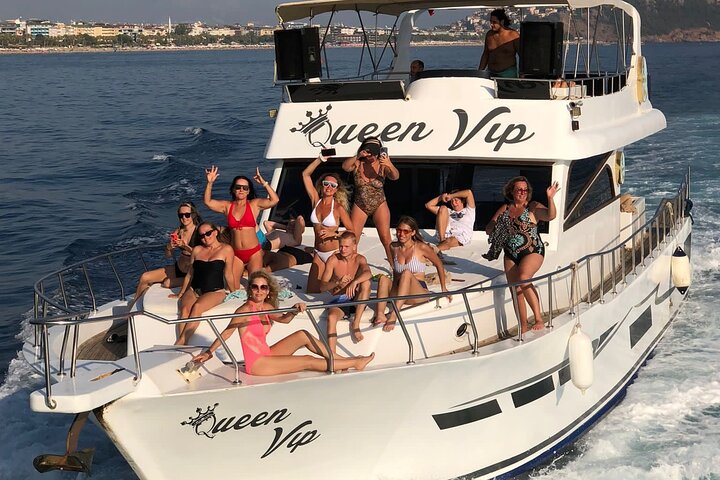 Alanya VIP Yacht Tour With Lunch and Unlimited Soft Drink