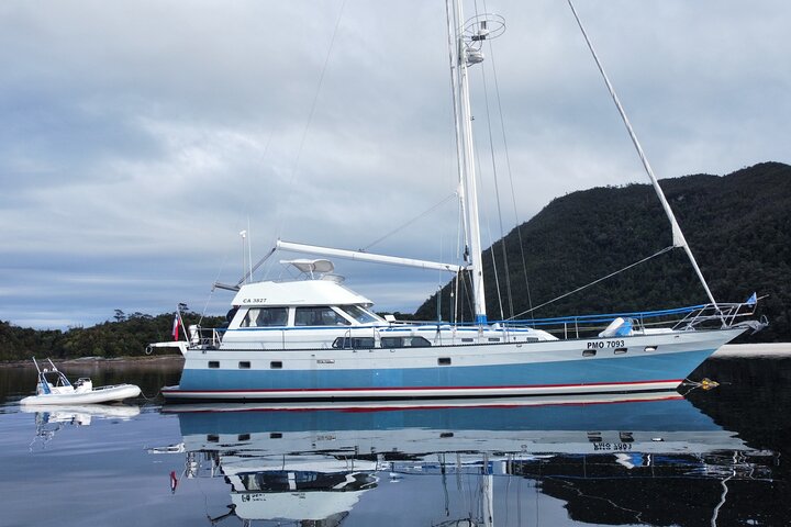 Patagonia Charter Chile, Private Tour 6 pax 5 days on a 65' yacht