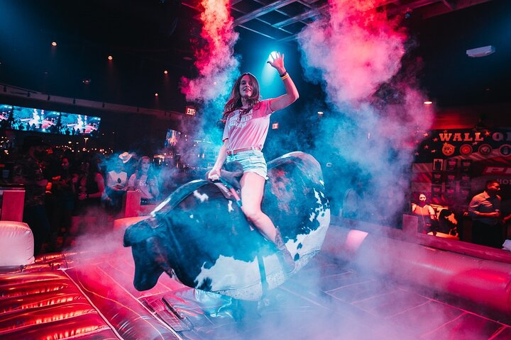 Nashville Bar Crawl with Express Entry and Drink Discount