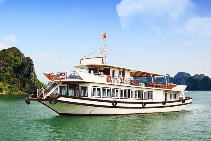 Halong bay 4 hours boat tour from Halong city with 2 caves, kayak