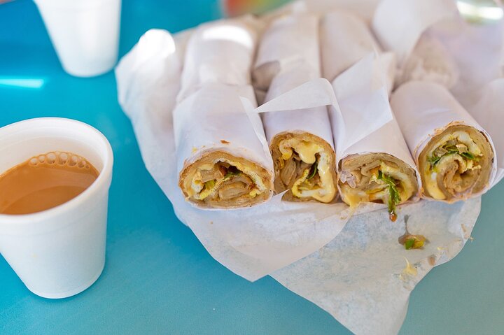 Local Street Food and Guided Walking Tour of Dubai Old Town