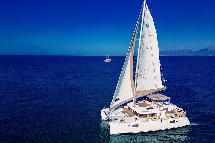 Heraklion: Private Catamaran Cruise to Dia with Meal & Drinks