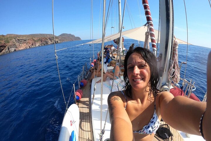 Sailing trip on the Secche della Meloria with aperitif and lunch