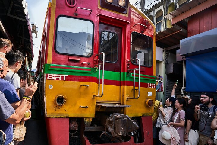 Maeklong Railway Market, Floating Market & Nakhon Pathom City Tour from Bangkok