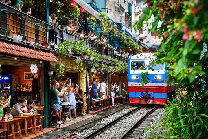 Hanoi Old Quarter Food Tour with Train Stress Visit