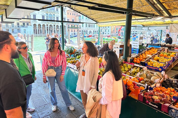Rialto Market Food Tour: Wine Tasting and Sightseeing in Venice