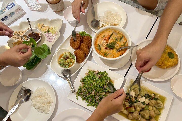 Bangkok Michelin Food Tour (3 Stops+8 tastings) by TukTuk & Walk