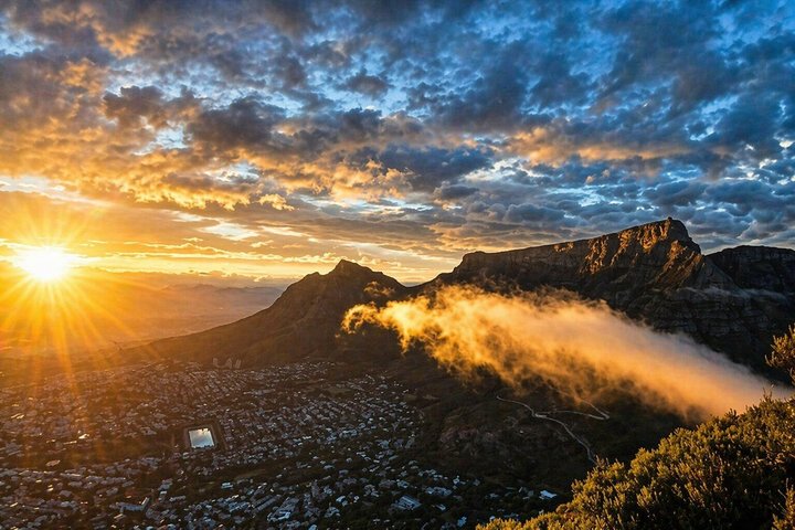 Cape Town: Lion's Head Hike Sunrise coffee/tea Pick-up Drop off